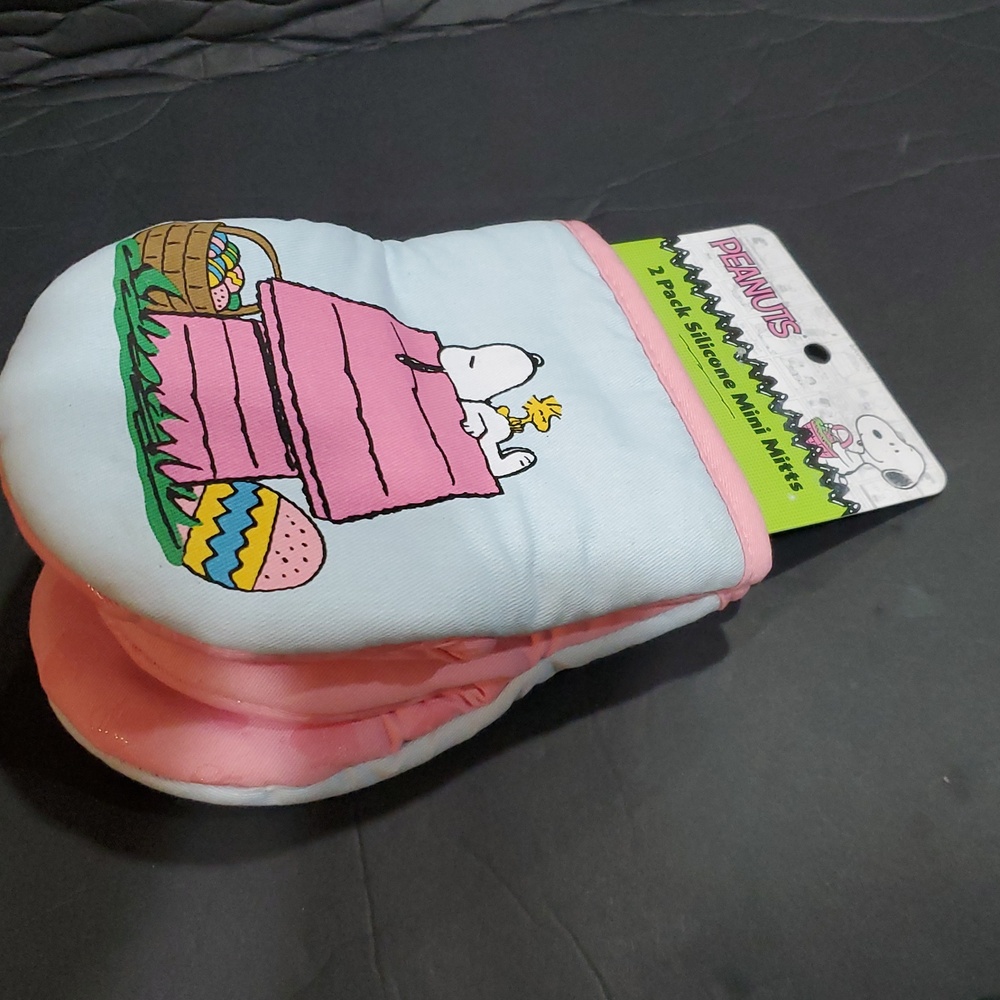 Peanuts 2pack Easter theme Snoopy & woodstock pink doghouse‎ silicon mini mitts